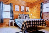 Cozy 2-bedroom cabin in welcoming Sangerville with WiFi - Homestays
