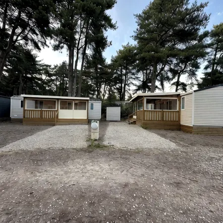 Your mobile home with covered terrace and barbecue is waiting for you this summer.