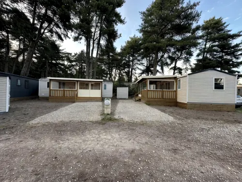 Your mobile home with covered terrace and barbecue is waiting for you this summer.