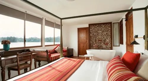 Houseboats by Dae - Watersports, Bird Watching & Sunset Cruises - อ่างจากุชชี่