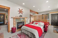 Sweet Private Leavenworth River Front Cabin with Fast WiFi & hot tub- Sleeps 6.