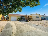 4 bedrooms home located on the deep water canal 13630 Garris Dr. Hudson Fl 34667 Hotels in Hudson