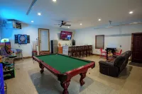 Sunset Shore: Private Beach; Garage Bar; Near WI Dells; King Beds, Massage Chair