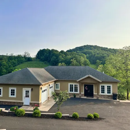 Hot Tub + Mtn Views • 6Br 3BA • ~15 Min to Psu