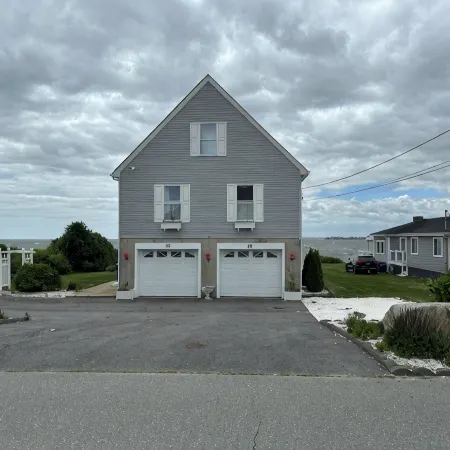 Beautiful Ocean Front House with Private Beach, Hot Tub and Spectacular Sunsets Отели в г. Фэрхейвен