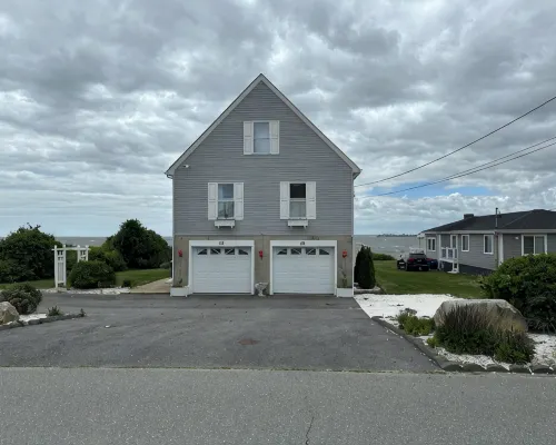 Beautiful Ocean Front House with Private Beach, Hot Tub and Spectacular Sunsets Ξενοδοχεία στην πόλη Fairhaven