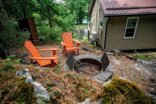Spacious 5 Bedroom Cabin Riverfront/Black Lake Access