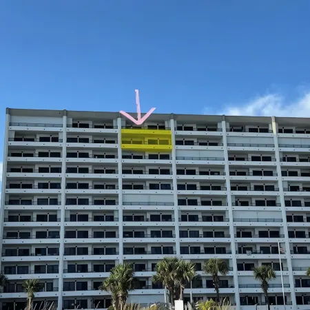 Beachfront Oasis! 2BR,2BA with Private Beach Access and free upfront parking.