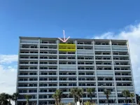 Beachfront Oasis! 2BR,2BA with Private Beach Access and free upfront parking.