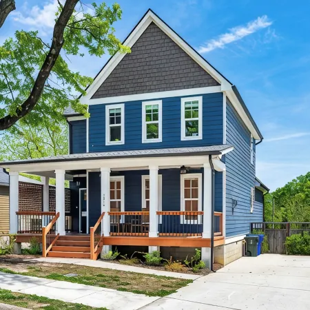 NEW - Duke 5 Mins, Upscale Eclectic Decor, Backyard Dining and Movies, Sleeps 10