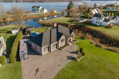 Waterfront Oasis: Luxury Retreat Between Ottawa and Montreal Hotels in 