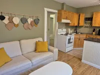 Backyard Guesthouse near Nelson w/ Hot Tub - Hytter