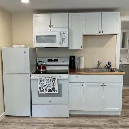 Charming 2 BR 1Bath w/Full Kitchen apartment with AC, WiFi Ellsworth