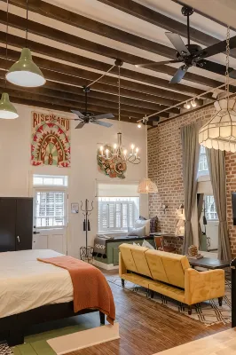 Historic Garden Studio, Steps from Pulaski Square⎮On-Site Parking - Condos