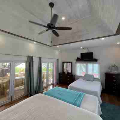 NEW & IMPROVED OCEANFRONT VILLA W/ INFINITY POOL & BEST SNORKELING! Sleeps 20 Rooms
