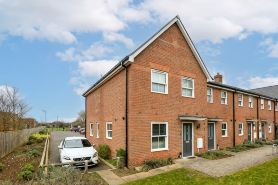 Cosy 3 Bedroom Home Next to Bicester Village!