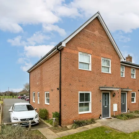 Cosy 3 Bedroom Home Next to Bicester Village!