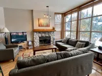 Views! Spacious 2-bed 2-bath corner townhouse, close to lifts and Village. - Jacuzzi