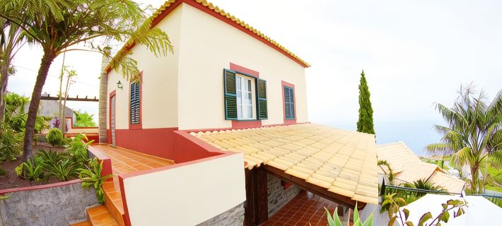 Traditional house. Fantastic sea view. Large outdoor spaces with barbecue. Hoteles en Estreito da Calheta