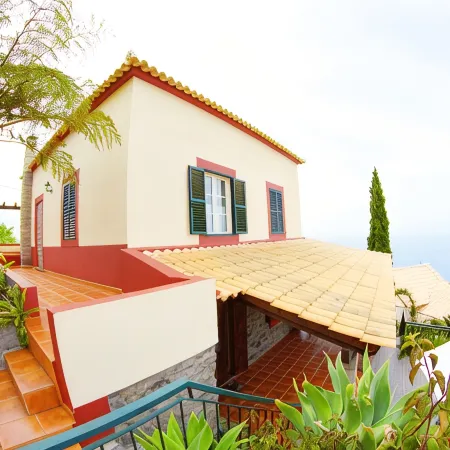 Traditional house. Fantastic sea view. Large outdoor spaces with barbecue.