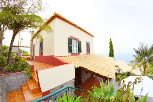 Traditional house. Fantastic sea view. Large outdoor spaces with barbecue.