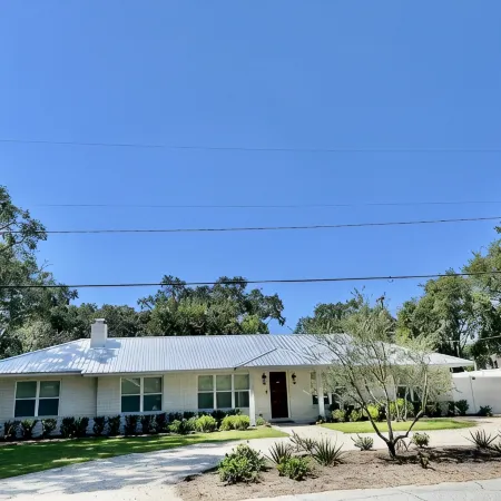 BRAND NEW! ONE LEVEL! 4 BEDRMS- 3 KING BEDS!! Shoppes & Dining - 7 Min to Beach!