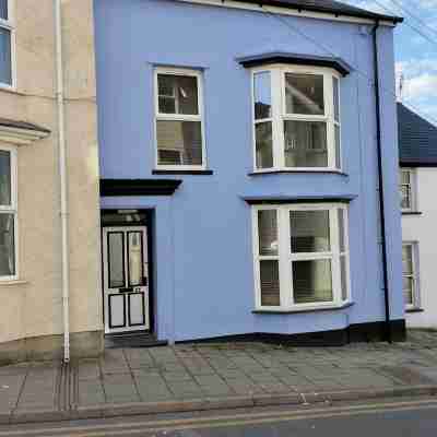 Large 5 bedroom town-centre home close to the beach, sleeps 9. Hotel Exterior