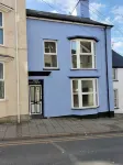 Large 5 bedroom town-centre home close to the beach, sleeps 9. Hotel di 