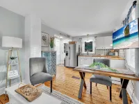 Adorable Cottage, 5 min walk to water & town Hotels in Westbrook