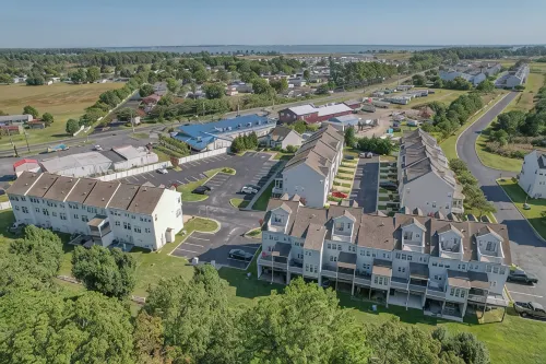 Spacious 4-bed 3.5-bath Townhome in Long Neck with AC, Swimming Pool & Game Room - 홈스테이