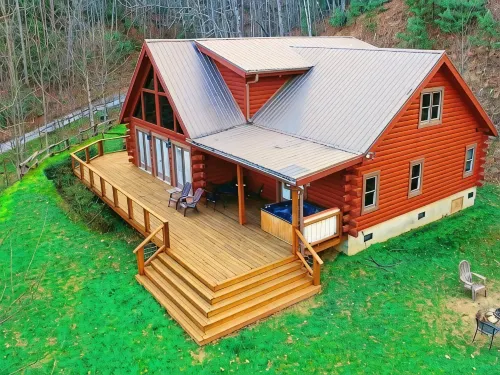 Spacious Cabin Retreat • Hot Tub • Pool Table • Firepit • Near Town/Train • Pets