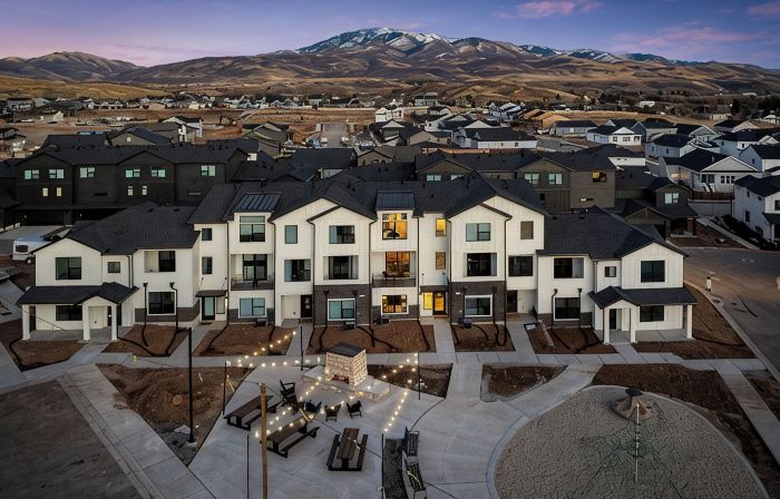 Cozy 3-bedroom townhome in Mountain Green with WiFi, AC. 12 min to Snowbasin