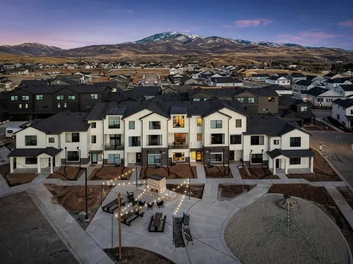Cozy 3-bedroom townhome in Mountain Green with WiFi, AC. 12 min to Snowbasin - Homestays