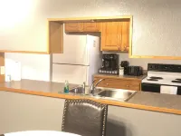 2 BR 2 BA Cozy Retreat Near Everything