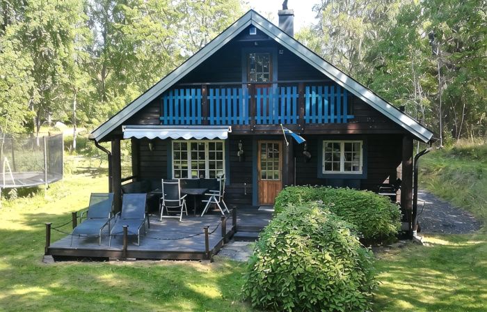Close to nature, family-friendly holiday home with sauna and trampoline