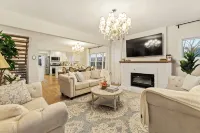 French Country Cottage in lovely Glen Ellyn! - 5 ดาว