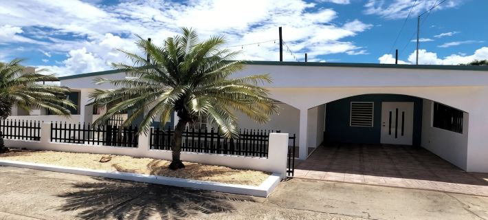 Renovated 3 bedroom 2 bathroom just 2 blocks to beautiful  beaches ! Hotels in Arecibo