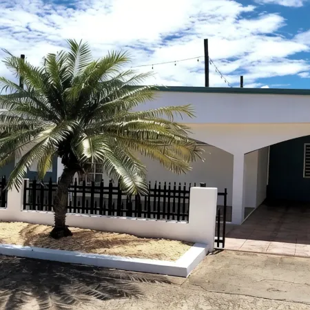 Renovated 3 bedroom 2 bathroom just 2 blocks to beautiful beaches !