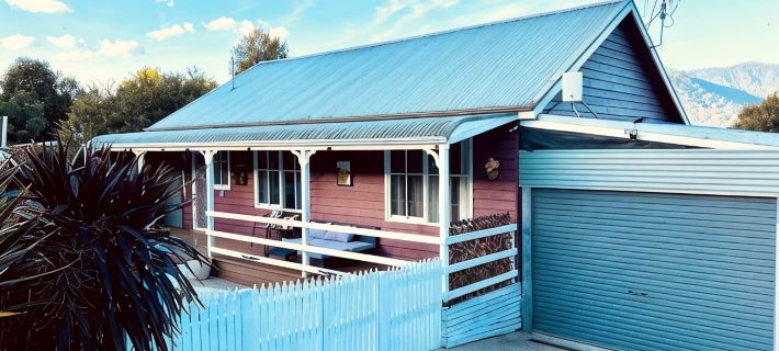 Our Beautiful Garden Cottage is a country style house Отели в г. Брайт