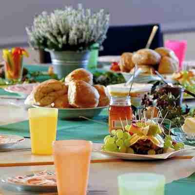 Ultra Close to Clifton Hill & Falls Walk to the Falls & Complimentary Breakfast Dining/Meeting Rooms