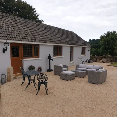 Traditional Irish cottage with views of Slieve Patrick Ξενοδοχεία στην πόλη Downpatrick