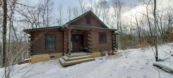 Cozy Cabin on 11 acres w/ Lake&Mtn Views. wifi, great cell svc moderated AC. Hotels in Sullivan County