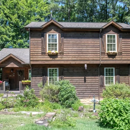 Redbud Retreat ~ Rustic family friendly cabin with New Hot Tub in Townsend!