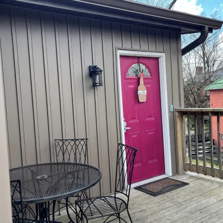 Bourbon Oak Hideaway 2 offers a 2 bed 2.5 bath apartment in historic Bardstown.