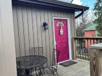 Bourbon Oak Hideaway 2 offers a 2 bed 2.5 bath apartment in historic Bardstown. - Apartments