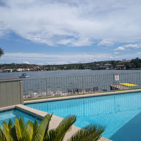 Luxury condo, DISCOUNTED RATES…steps to Lake, sleeps 10, near Yacht Club!