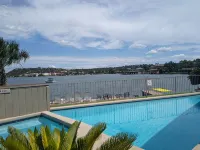 Luxury condo, DISCOUNTED RATES…steps to Lake, sleeps 10, near Yacht Club! - Homestays