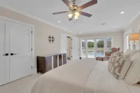 Steps from the beach, heated pool, and ocean sunrises from your patio - 프라이빗 풀