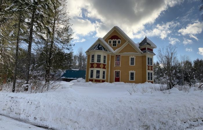 GORGEOUS FAMILY FRIENDLY VICTORIAN WITH ALL NATURAL CEDAR HOT TUB NEAR GORE MT