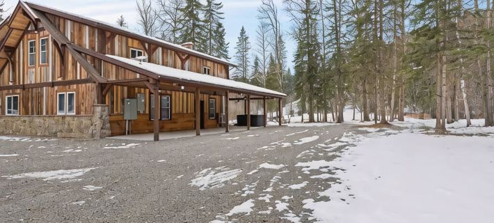 Peaceful cabin overlooking meadow with hot tub Hotels in Whitefish